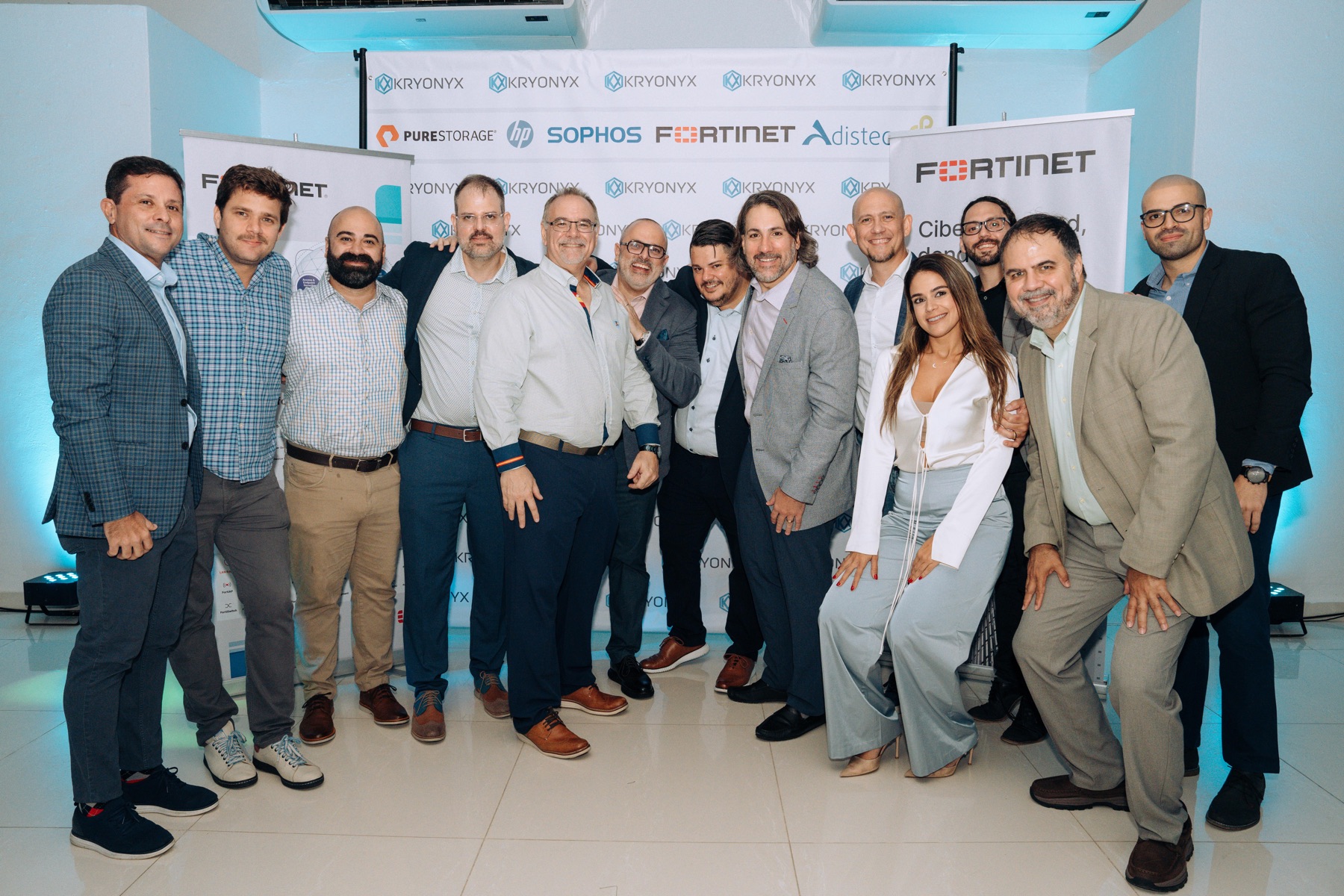 KRYONYX: asistentes reunidos frente al backdrop del encuentro corporativo
