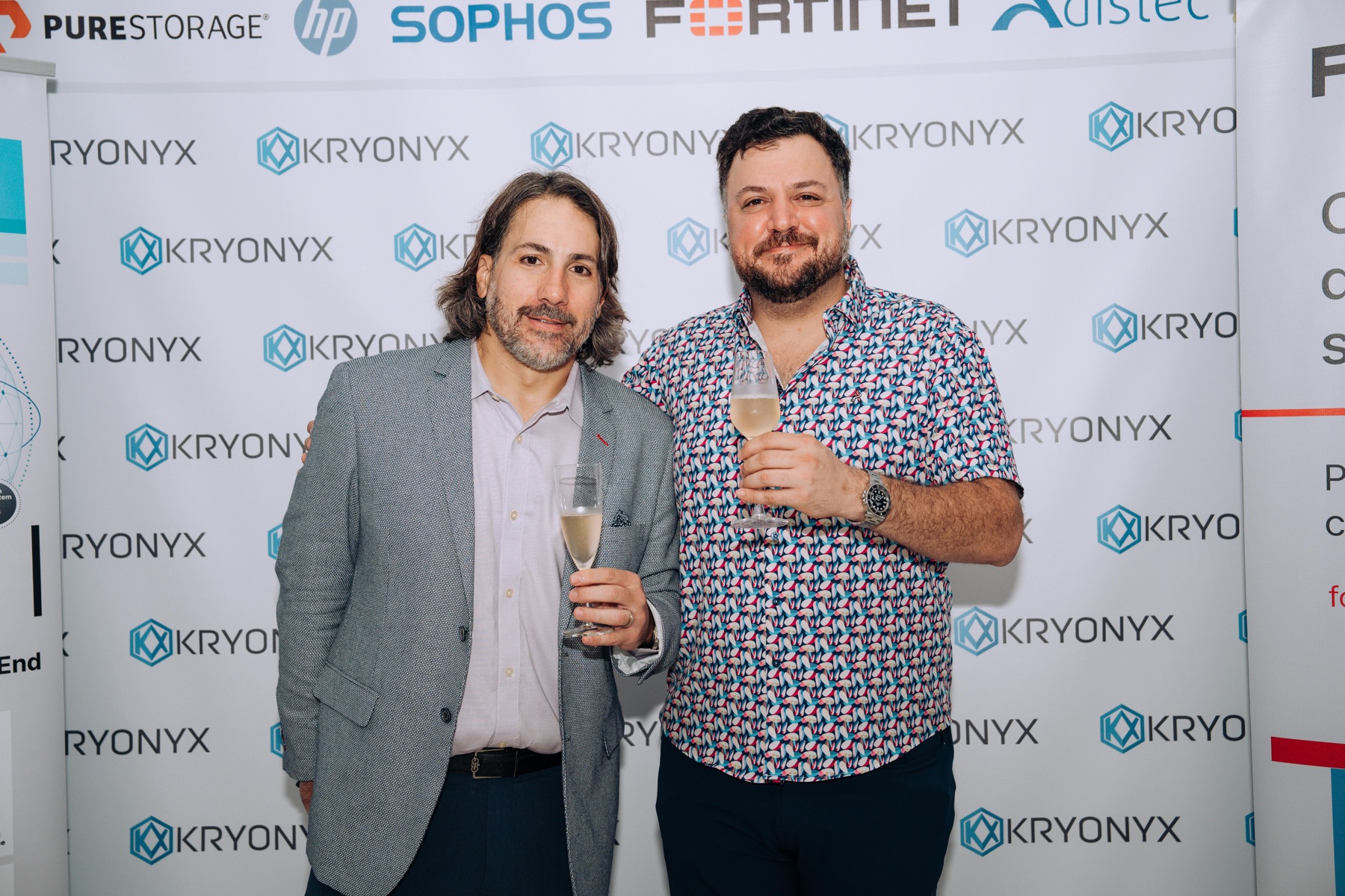 KRYONYX: asistentes compartiendo frente al backdrop de marca
